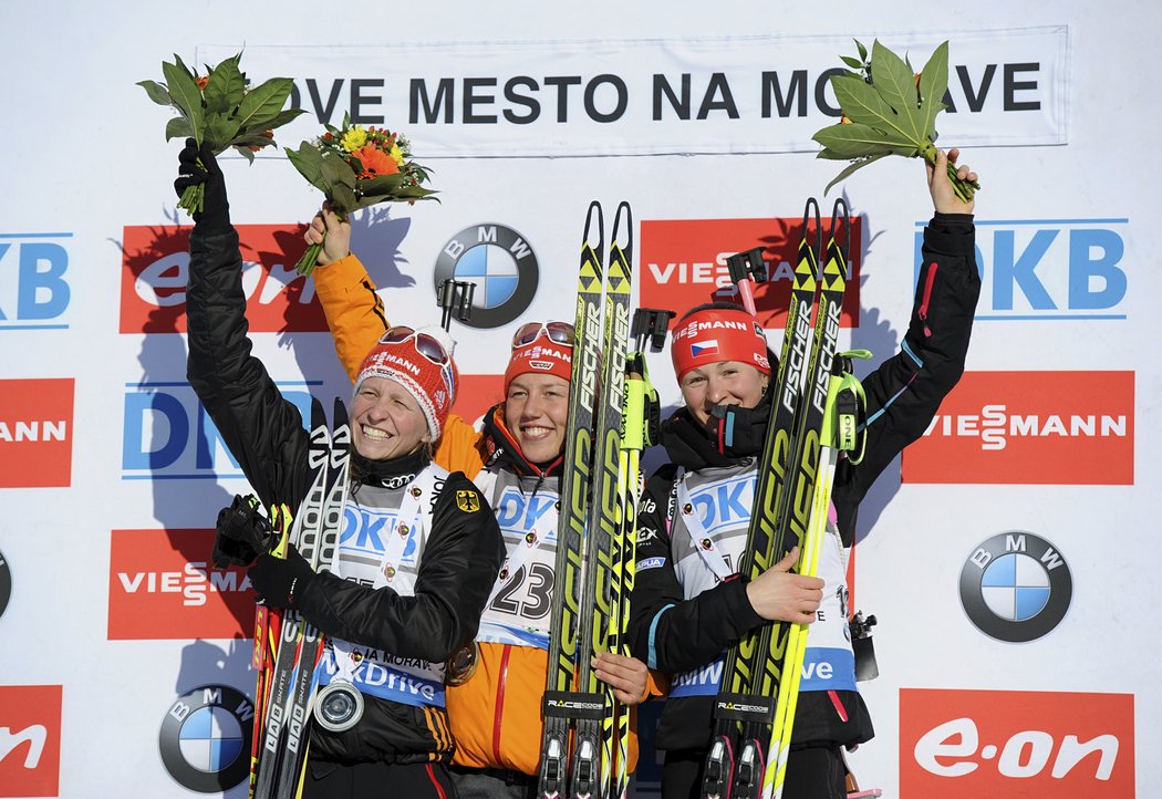 Veronika Vítková (vpravo) slaví bronzovou medaili ze sprintu SP v Novém Městě na Moravě