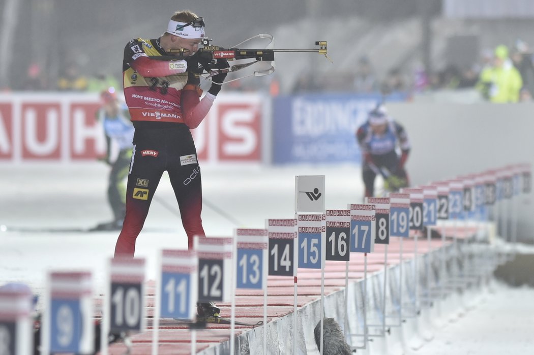 Johannes Bö při střelbě vestoje při sprintu SP v Novém Městě