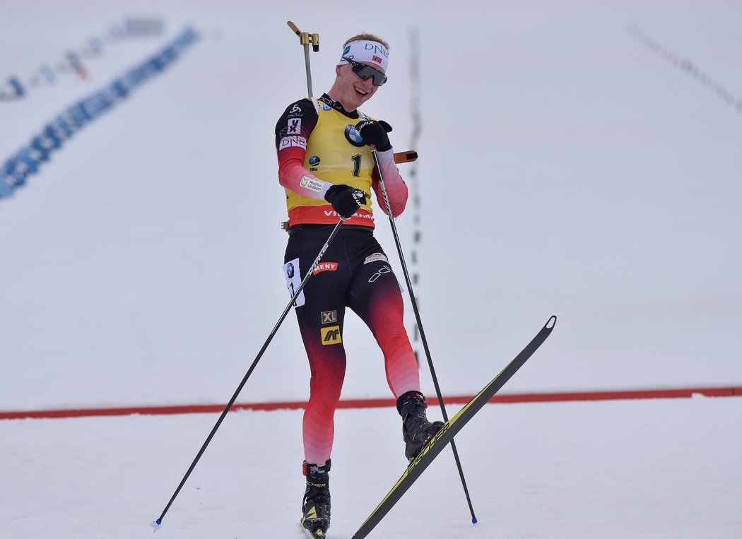 Norský biatlonista Johannes Thingnes Bö se po sprintu a stíhacím závodu dočkal v Novém Městě výhry i v závodu s hromadným startem