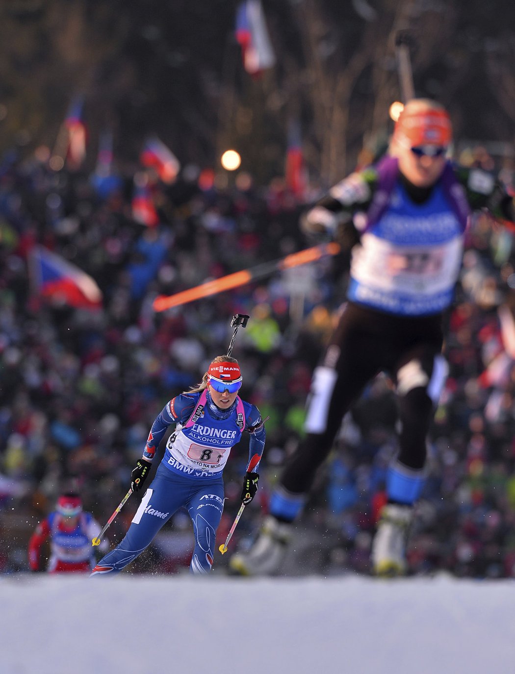 Eva Puskarčíková hnaná domácími fanoušky v závodě Světového poháru biatlonu v Novém městě na Moravě