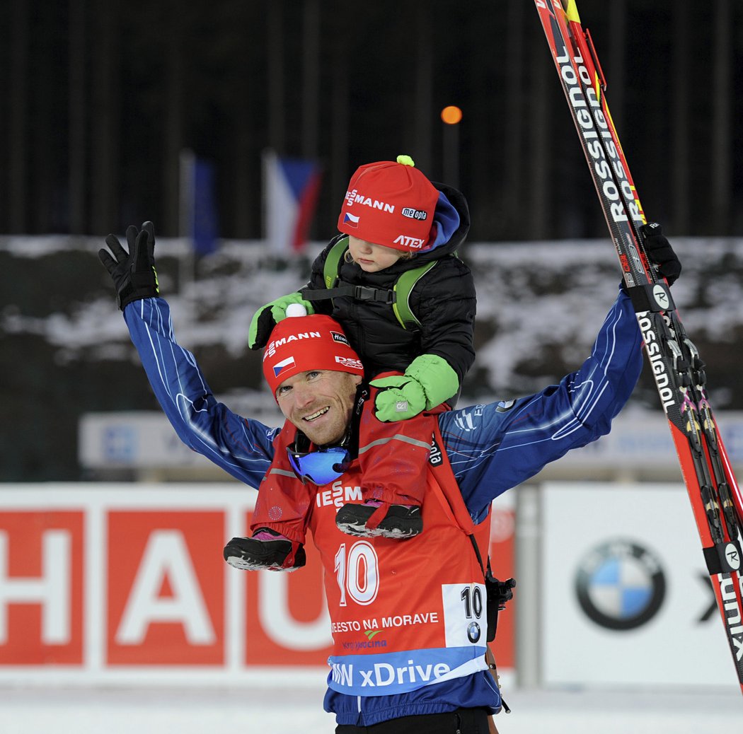 Michal Šlesingr mává fanouškům v Novém Městě s dcerkou Viktorkou na krku