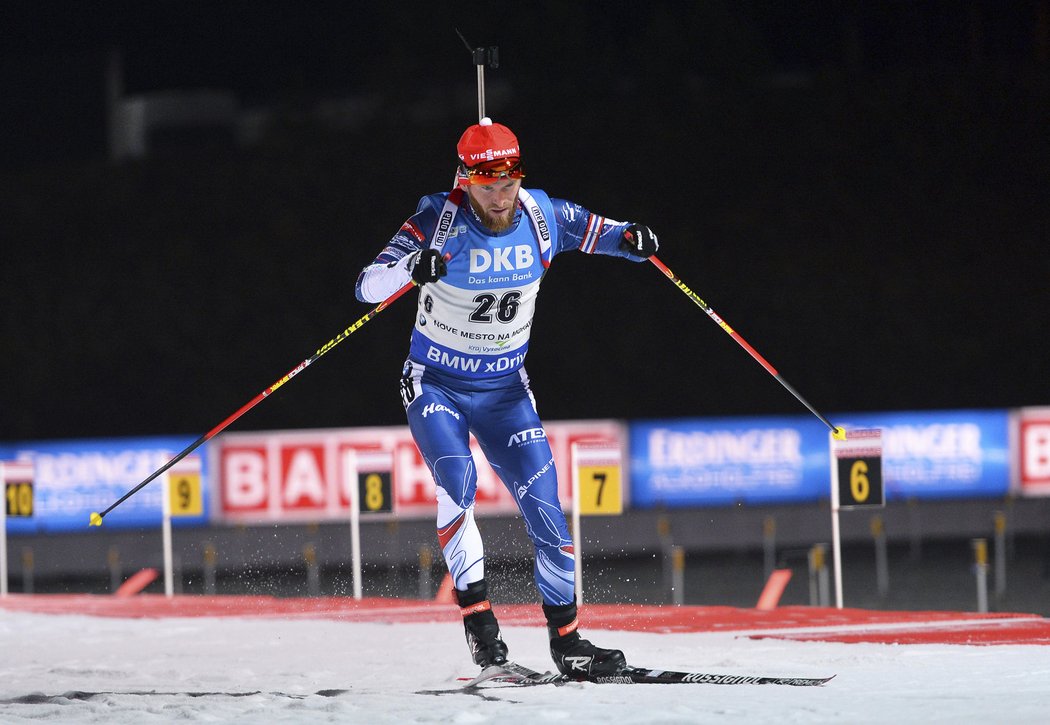 Biatlonista Michal Šlesingr při závodech SP v Novém Městě na Moravě