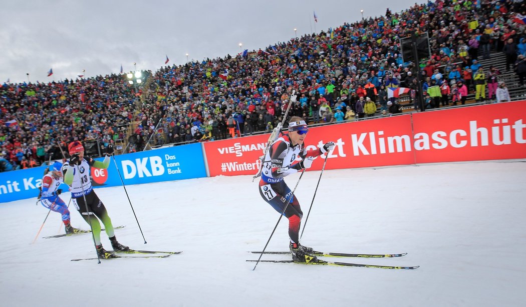 Ondřej Moravec před vyprodanou Vysočina Arénou v Novém Městě. Za zády si veze Slovince Jakova Faka a Rusa Alexandra Loginova