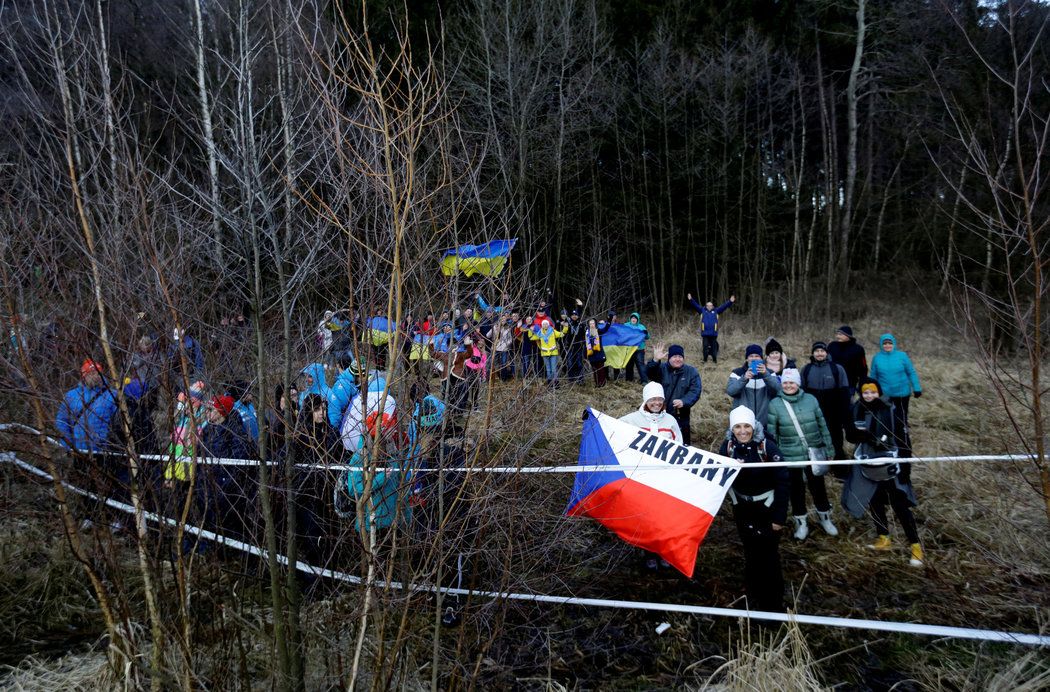 Několik desítek diváků dorazilo i přes zákaz, lidé ale stáli za plotem