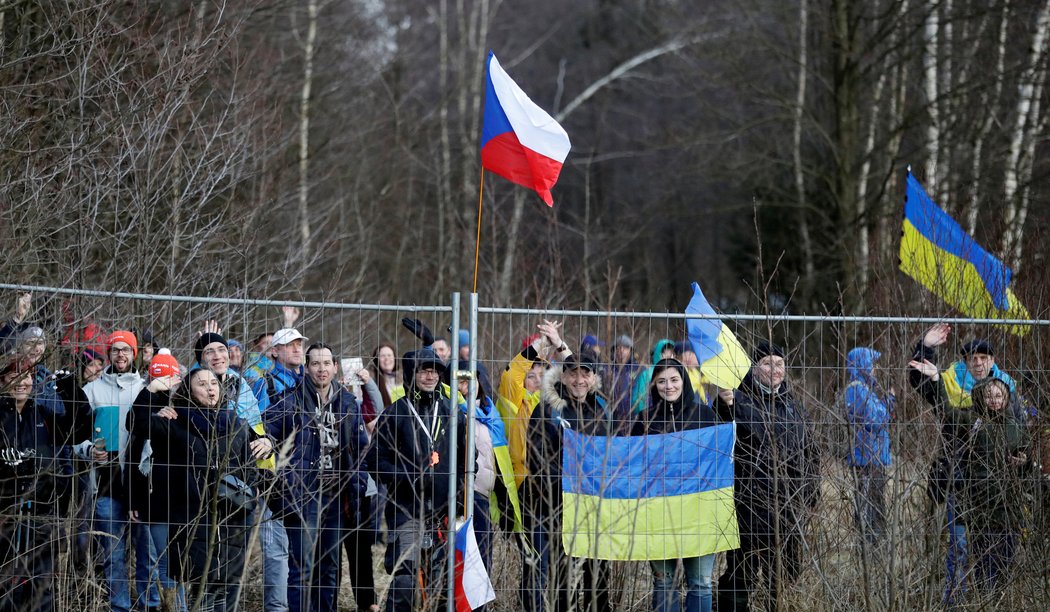 Několik desítek diváků dorazilo i přes zákaz, stáli za plotem