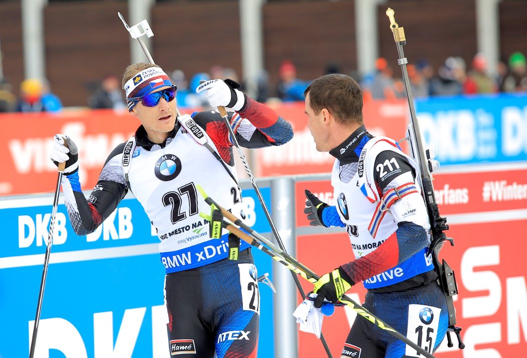 Čeští závodníci Ondřej Moravec (vlevo) a Michal Krčmář v cíli závodu