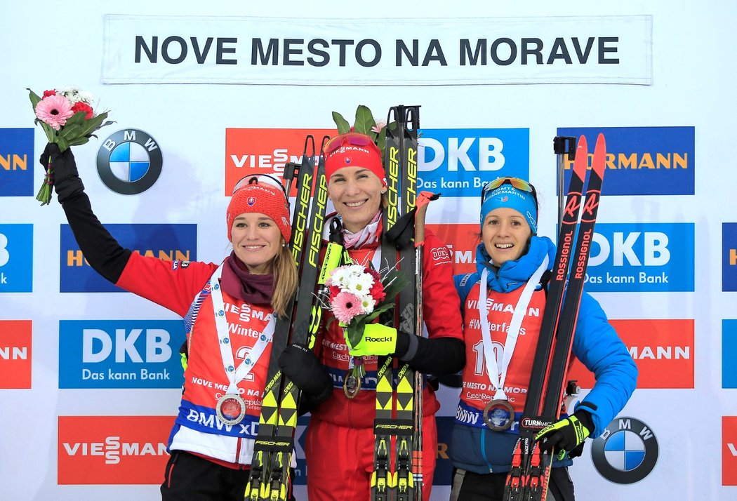 Stupně vítězů hromadného závodu žen. Zleva stříbrná Slovenka Paulína Fialková, vítězka její krajanka Anastasia Kuzminová a bronzová Anais Chevalierová z Francie