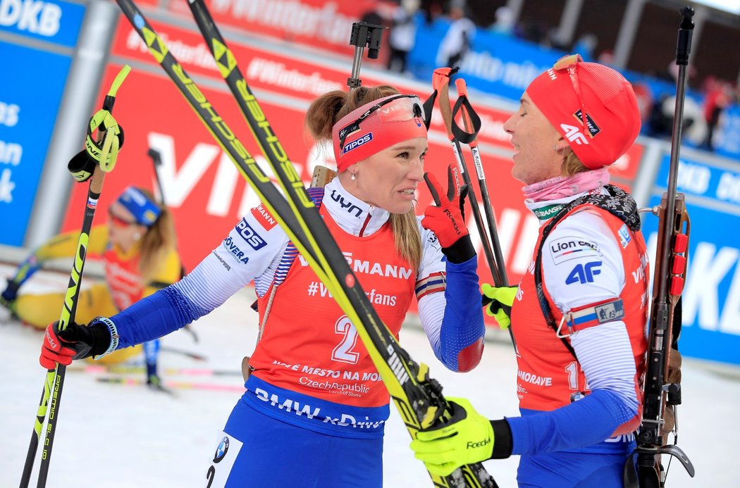 Vítězka hromadného závodu žen Anastasia Kuzminová (vpravo) ze Slovenska a její krajanka Paulína Fialková, která doběhla na druhém místě