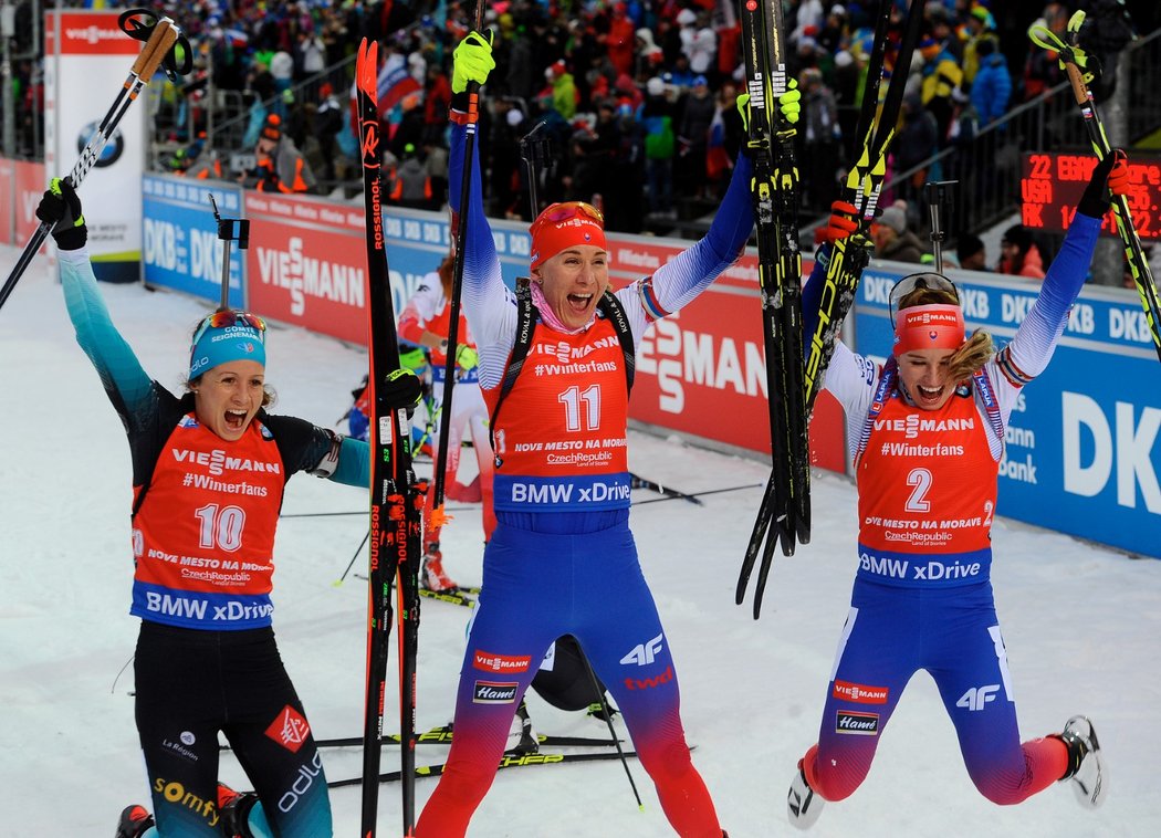 Tři nejlepší závodkyně hromadného závodu žen. Zleva bronzová Anais Chevalierová, vítězka Anastasia Kuzminová ze Slovenska a stříbrná její krajanka Paulína Fialková