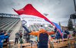Ondřej Moravec s českou vlajkou před prázdnými tribunami v Novém Městě