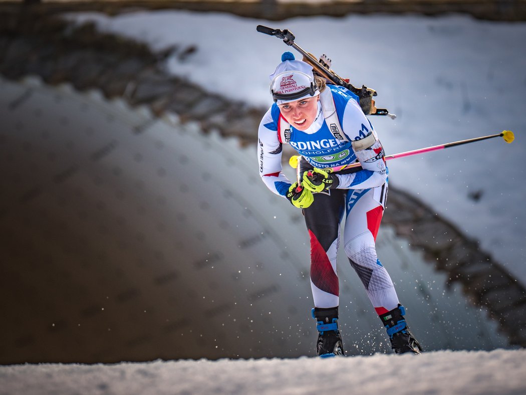 Eva Puskarčíková na druhém úseku obstojně střílela, ale nabírala ztrátu