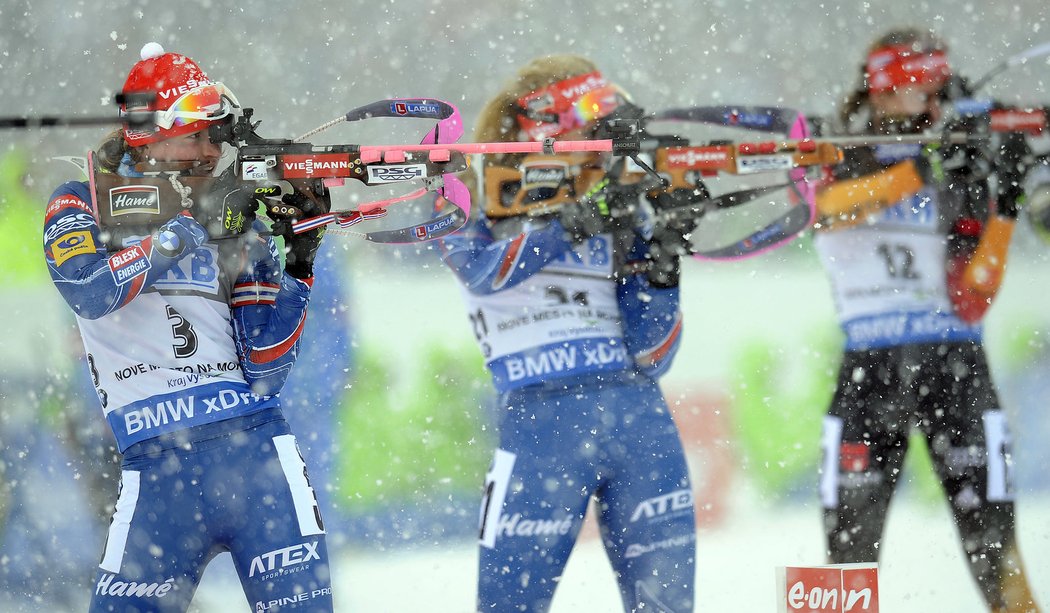 Veronika Vítková (vlevo) a uprostřed Gabriela Soukalová střílejí ve sněhové vánici ve stíhačce žen v Novém Městě na Moravě