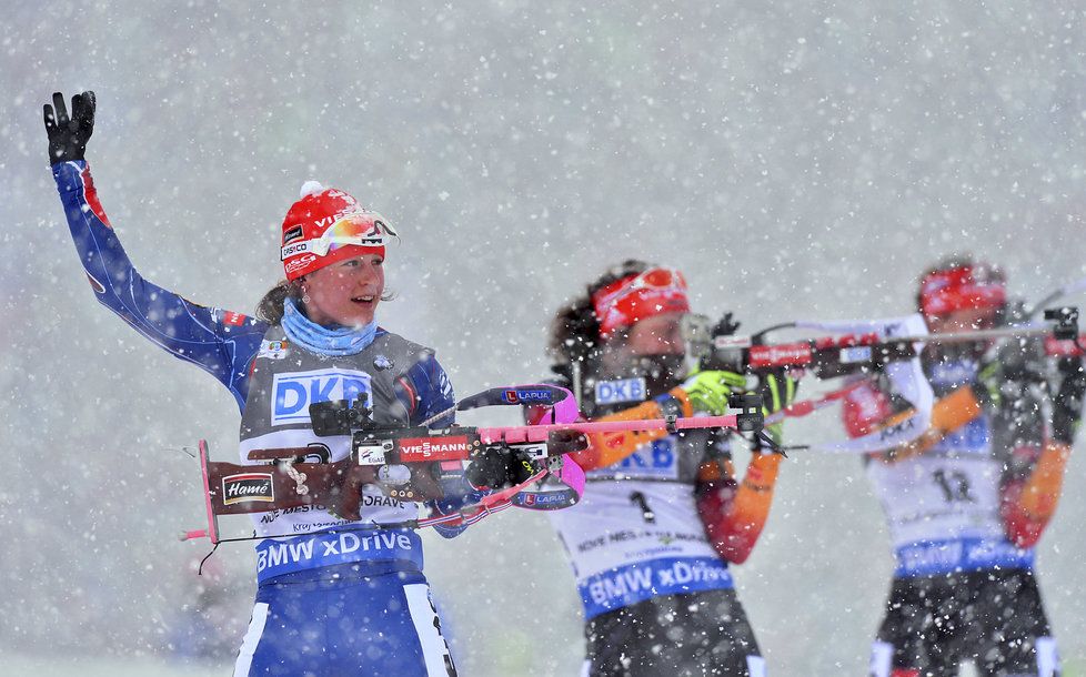 Veronika Vítková hlásí problém při poslední střelbě. Němka Hildebrandová jí pálila do terče