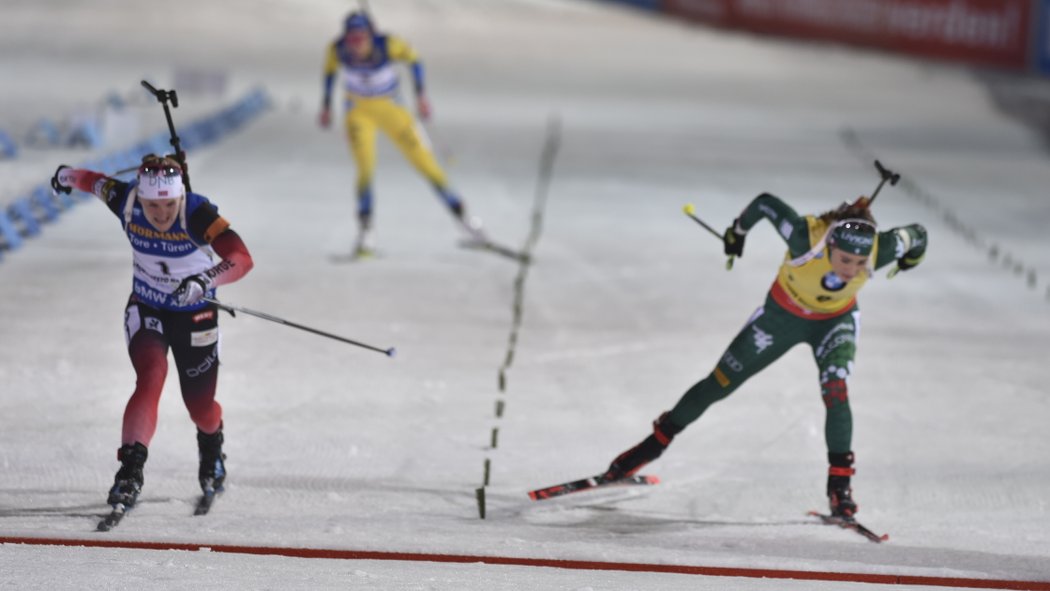 Vítězství ve stíhačce vybojovala v těsném finiši Norka Marte Röiselandová