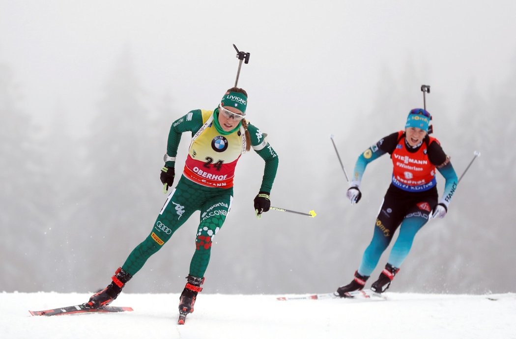 Italka Dorothea Wiererová ujíždí ve stíhacím závodě žen v německém Oberhofu Francouzce Anais Bescondové