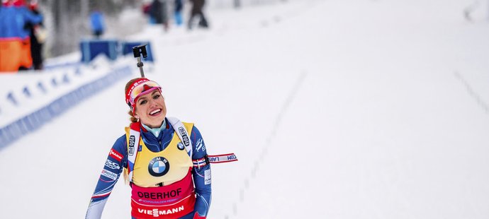 Stále krásná! Gabriela Koukalová vypadá v cíli vítězného závodu v Oberhofu prostě fantasticky. Jak to dělá?