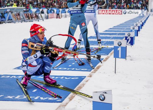 Gabriela Koukalová si musela při střelecké položce ve stoje na chvíli kleknout Gabriela Koukalová si musela při střelecké položce ve stoje na chvíli kleknout