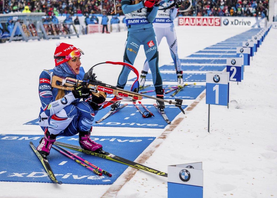 Gabriela Koukalová si musela při střelecké položce ve stoje na chvíli kleknout