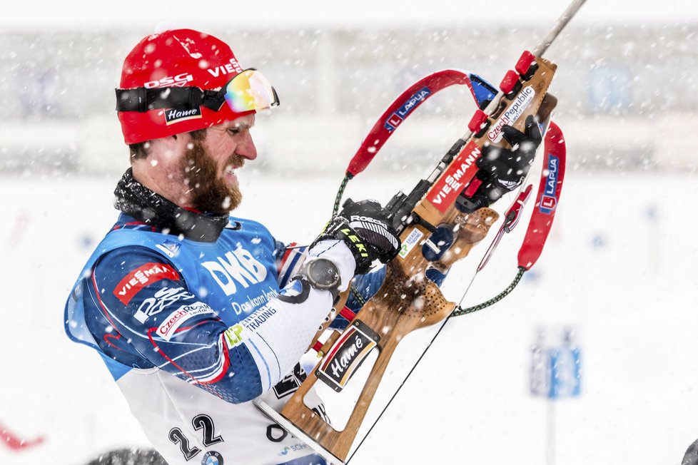 Michal Šlesingr se chystá na střelbu vestoje ve sprintu SP v Oberhofu