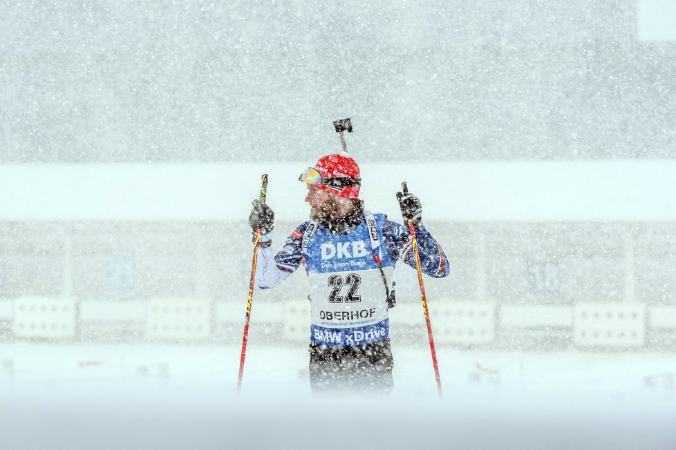 Michal Šlesingr v hustém sněžení před startem sprintu v Oberhofu