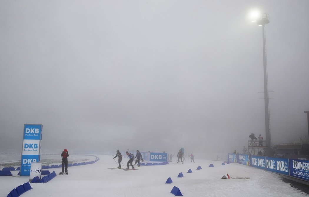 Start biatlonového SP v Oberhofu poznamenala nepřízeň počasí...