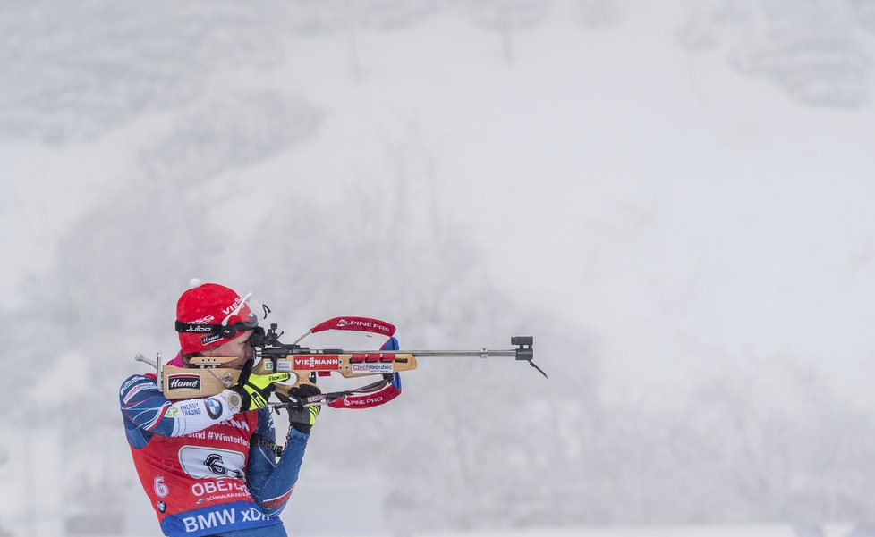 Jessica Jislová při střelbě během štafet žen v německém Oberhofu