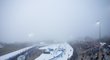 Biatlonový areál v Oberhofu na začátku roku často halila mlha