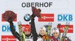 Vítězky závodu s hromadným startem v Oberhofu: První Běloruska Domračevová (uprostřed), stříbrná Veronika Vítková (vlevo) a Norka Tiril Eckhoffová