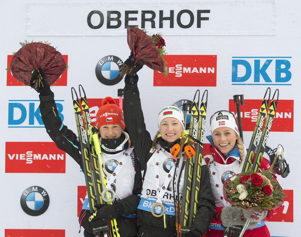 Vítězky závodu s hromadným startem v Oberhofu: První Běloruska Domračevová (uprostřed), stříbrná Veronika Vítková (vlevo) a Norka Tiril Eckhoffová
