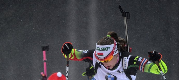 Veronika Vítková za pozdější vítězkou závodu s hromadným startem v Oberhofu Darjou Domračevovou