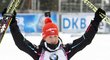 Veronika Vítková slaví, zatímco si jde pro stříbrnou medaili ze závodu s hromadným startem v Oberhofu