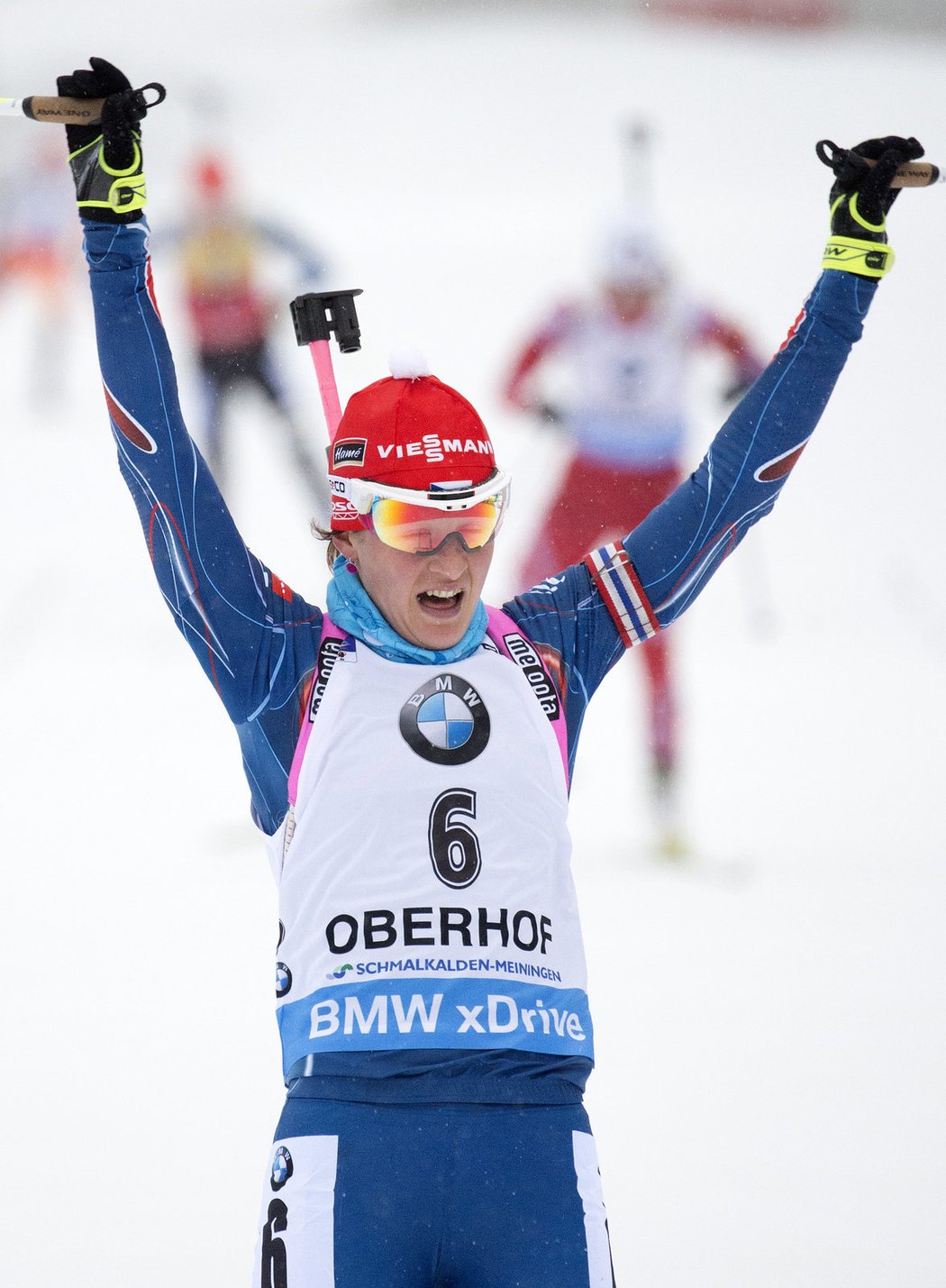 Veronika Vítková se raduje ze stříbrné medaile v závodě SP s hromadnám startem v Oberhofu