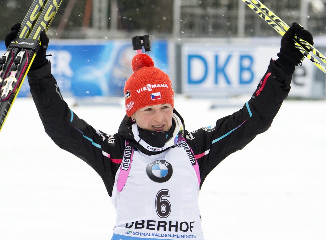 Veronika Vítková slaví, zatímco si jde pro stříbrnou medaili ze závodu s hromadným startem v Oberhofu