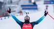 Martin Fourcade se raduje ze svého triumfu v závodě s hromadným startem v Oberhofu