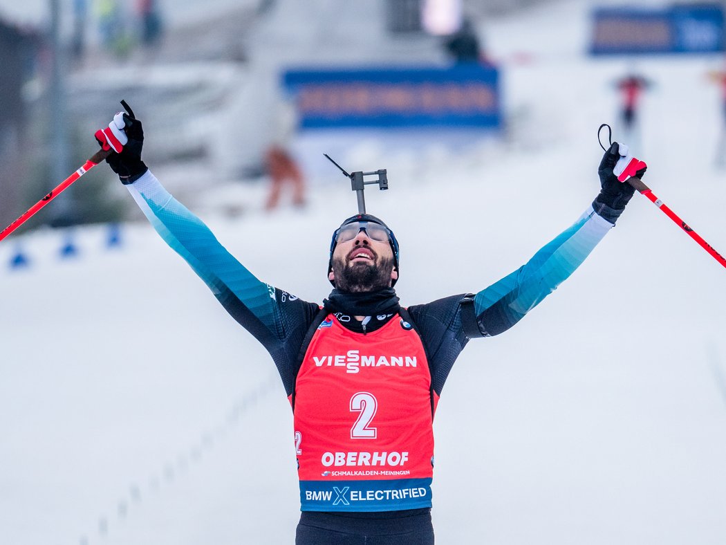 Martin Fourcade se raduje ze svého triumfu v závodě s hromadným startem v Oberhofu