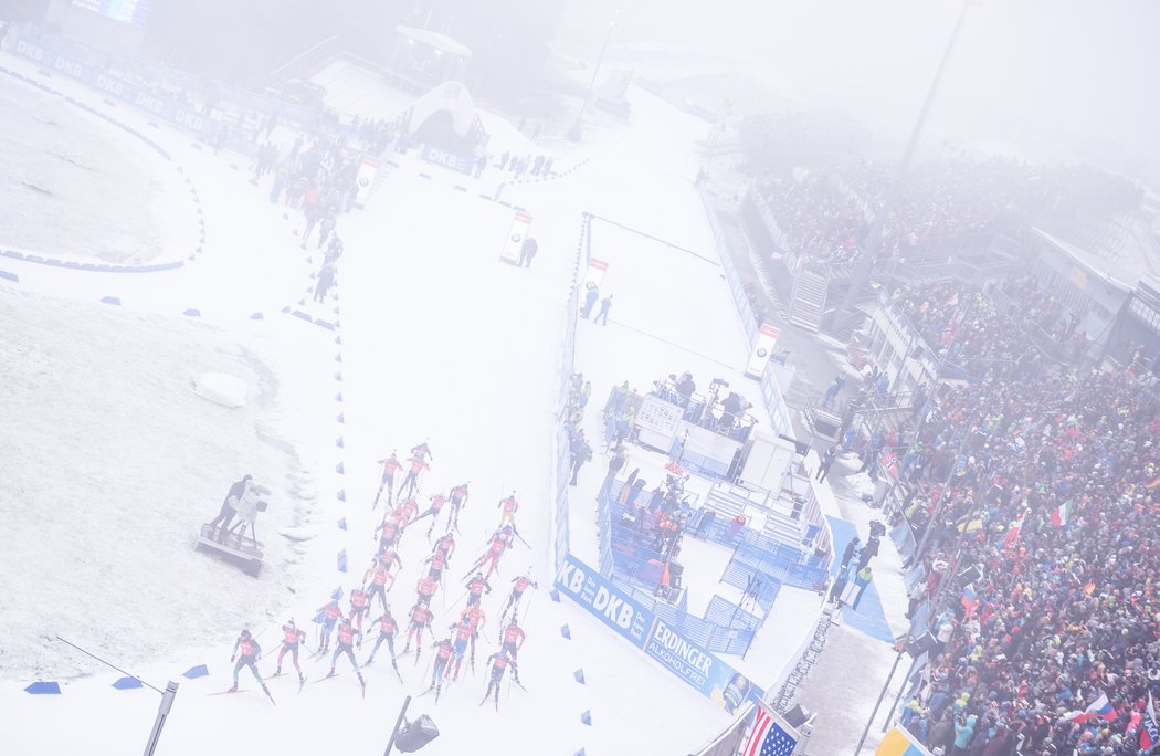 I závod mužů s hromadným startem v Oberhofu doprovázela mlha