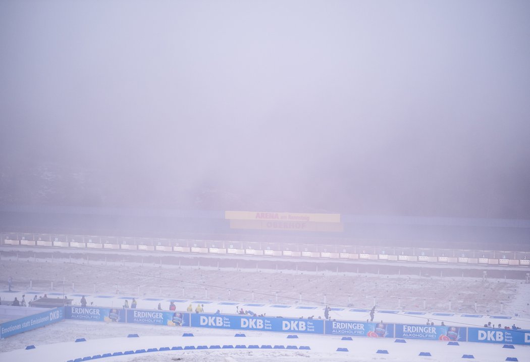 Střelnice v Oberhofu při závodu žen s hromadným startem tradičně zahalená mlhou...