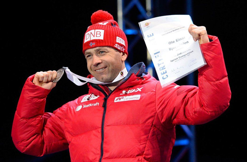 Norský biatlonista Ole Einar Björndalen se raduje z medaile na mistrovství světa