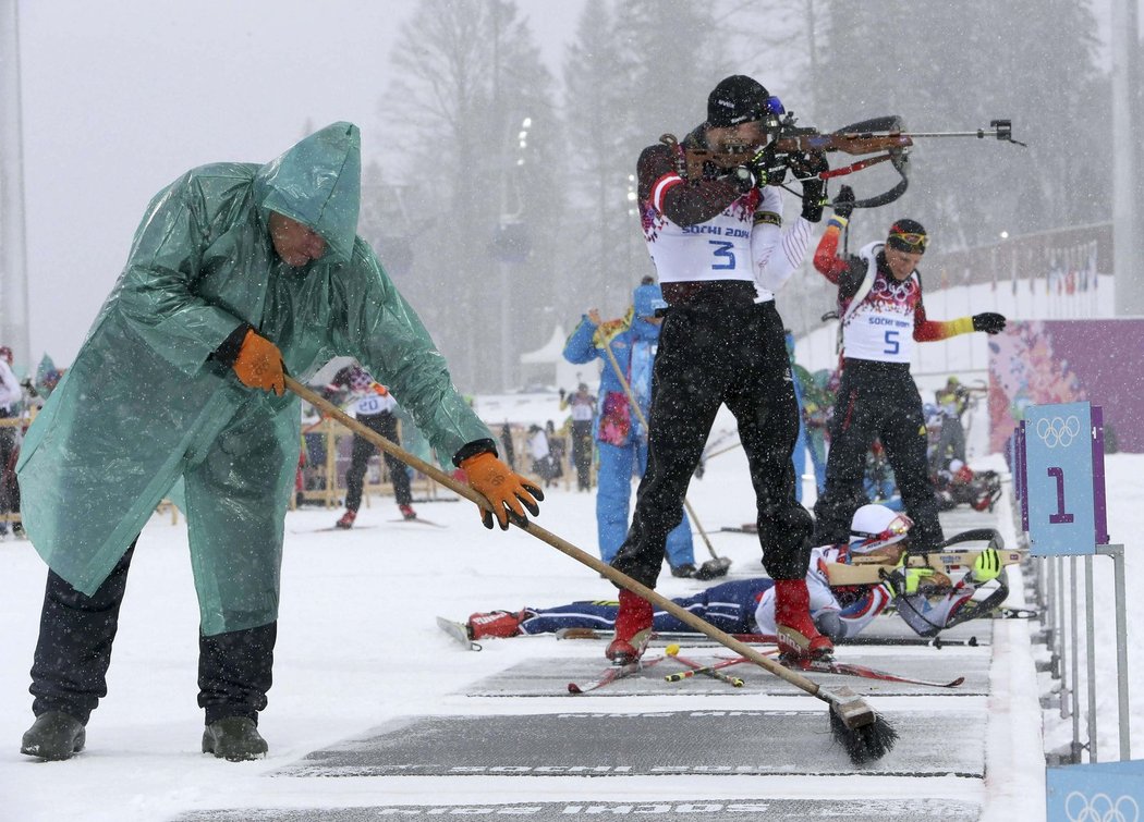 Dominik Landertinger při střelbě během olympijského závodu na 15 kilometů s hromadným startem