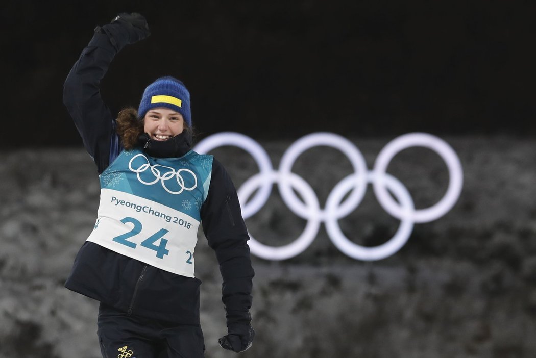 Senzační olympijskou vítězkou se díky bezchybné střelbě a rychlému běhu stala dvaadvacetiletá Švédka Hanna Öbergová