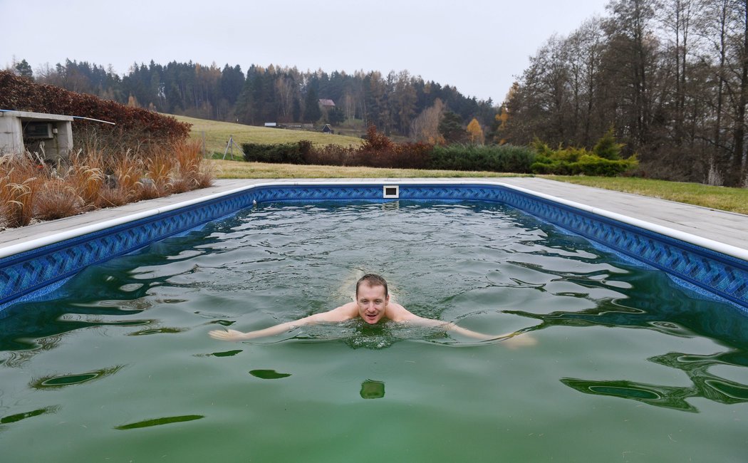 Z Ondřeje Moravce se stal otužilec amatér, který každý den aspoň na chvíli noří do svého ledového bazénu...