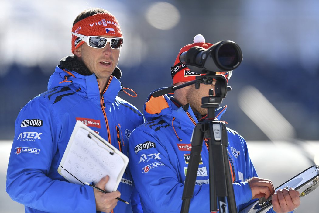 Ondřej Rybář sleduje trénink českých biatlonistů na světovém šampionátu