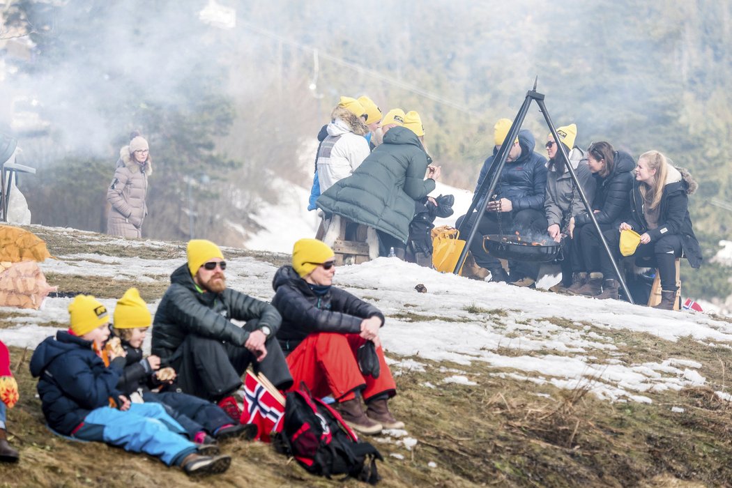 Fanoušci při SP v Oslu. Norové jsou známí svými tábory a jídlem připravovaným na ohni.