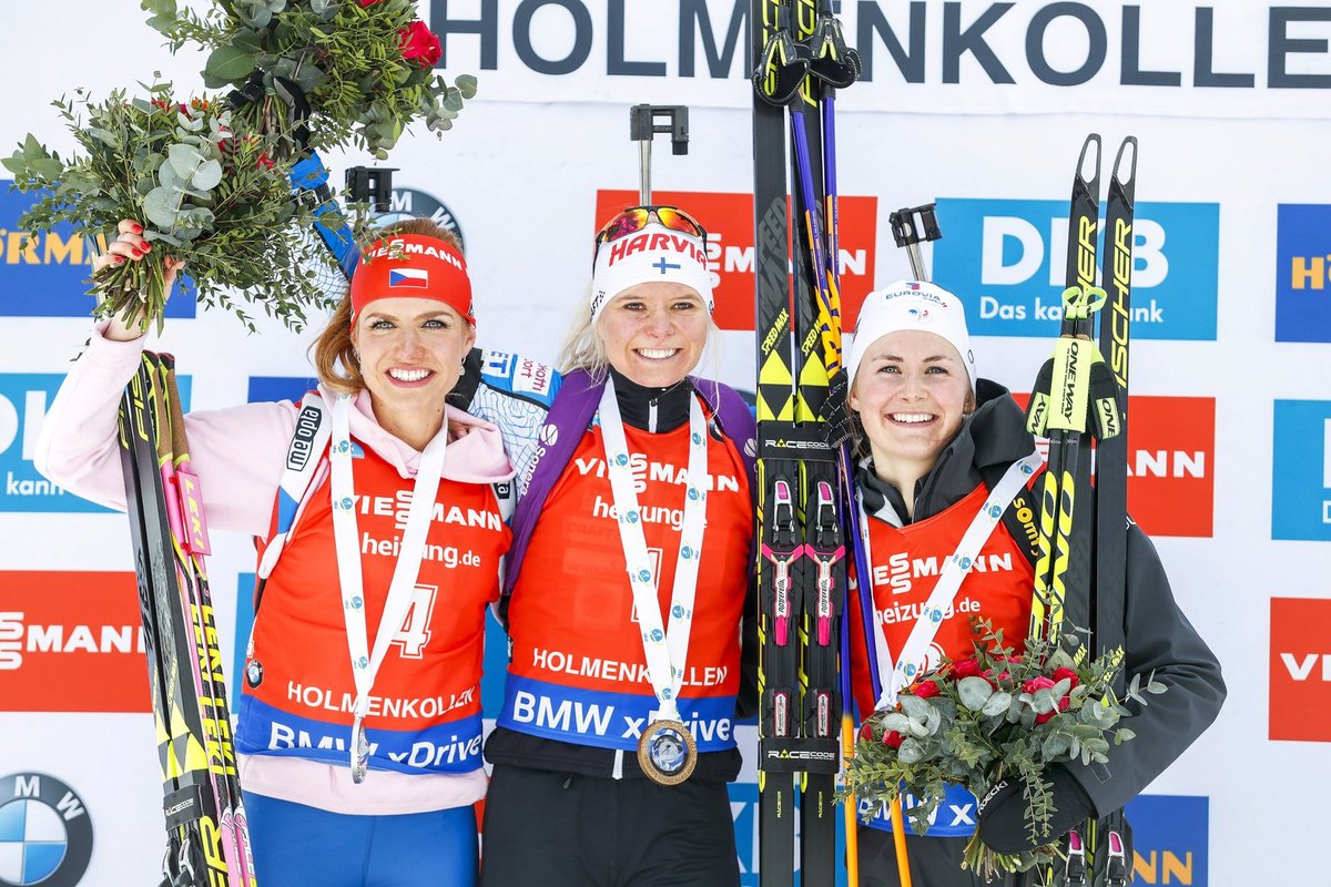 Stříbrná Gabriela Koukalová, vítězka stíhačky Mari Laukkanenová a třetí Anais Bescondová