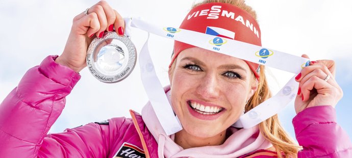 Gabriela Koukalová se chlubí svou stříbrnou medailí ze stíhačky v Oslu