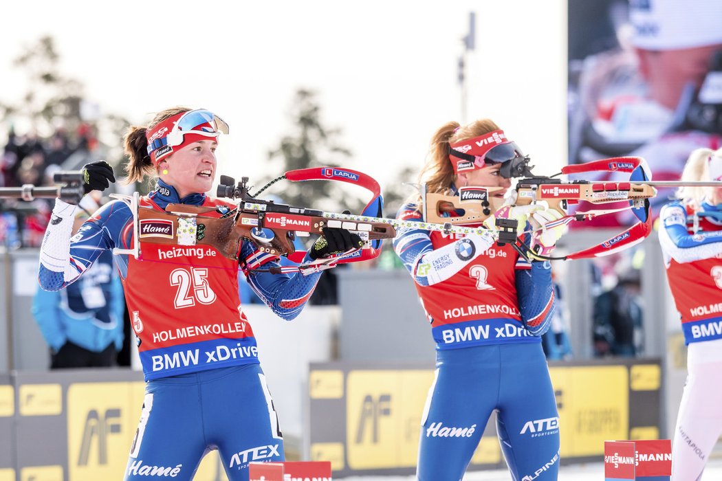 České duo Vítková a Koukalová na střelnici v Oslu