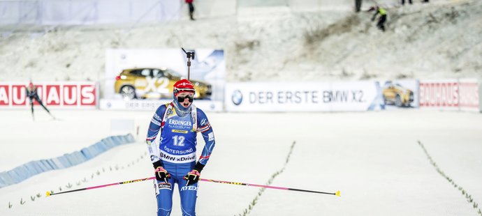 Eva Puskarčíková projíždí cílem vytrvalostního závodu biatlonistek na SP v Östersundu, nakonec skončila sedmá