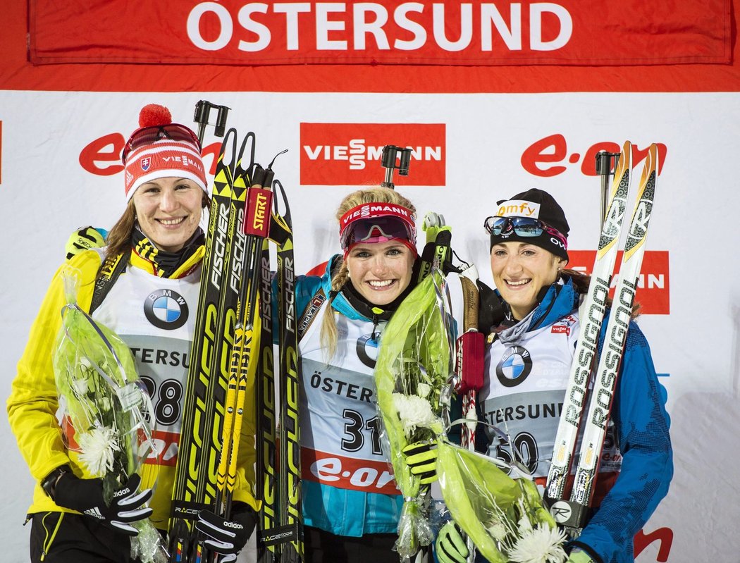 Vítězka Gabriela Soukalová, vlevo Anasasia Kuzminová a Marie Laure Brunetová na stupních vítězů ve švédském Östersundu