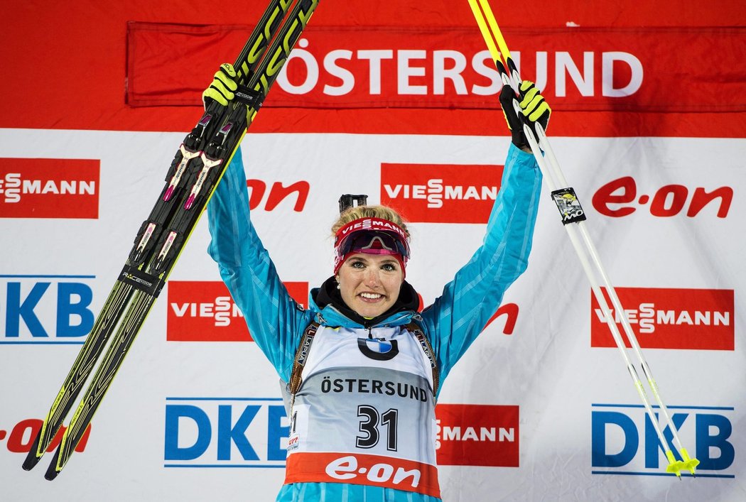 Gabriela Soukalová slaví vítězství v závodě na 15 kilometrů ve švédském Östersundu