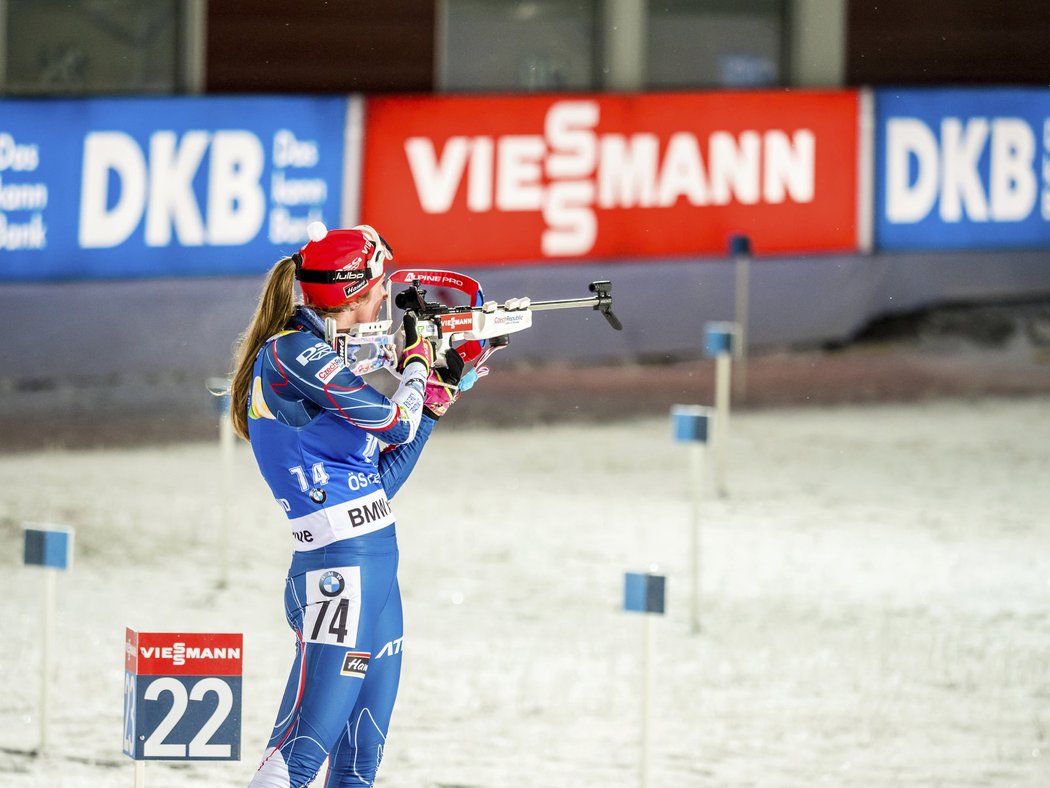 Lea Johanidesová při střelbě ve vytrvalostním závodě biatlonistek v Östersundu